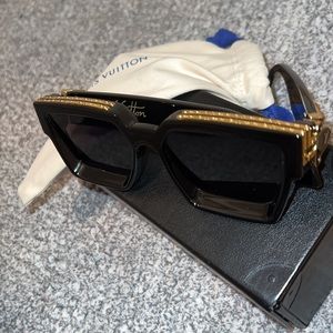 Louis Vuitton black beautiful glasses